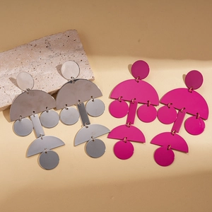 Orecchini geometrici a cerchio in argento lucido e rosa metallizzato accattivante