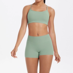 Vue de face de l'ensemble de yoga vert sauge avec soutien-gorge et short taille haute