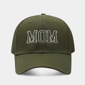 Detalle de gorra de béisbol de algodón verde oliva con bordado blanco MOM de calidad