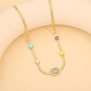 Vue détaillée de la chaîne serpent dorée avec pendentif rectangulaire en zircon coloré