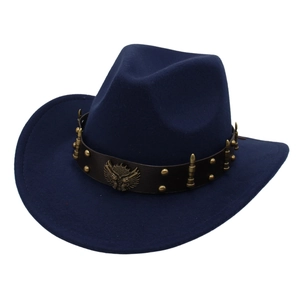 Détail de chapeau de cowboy en feutre bleu marine avec bande en cuir et emblème d'aigle