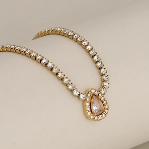 Elegant gold-plated stainless steel chain necklace with pear-shaped teardrop pendant