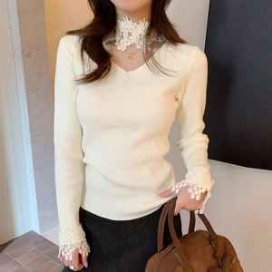 Détail du col en V licou avec bordure en dentelle sur ce pull en maille ajusté
