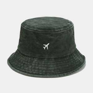 Détail du chapeau bob en coton délavé gris foncé avec broderie avion et œillets d'aération