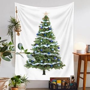 Dettaglio dell'arazzo murale con albero di Natale e decorazioni blu in una stanza moderna