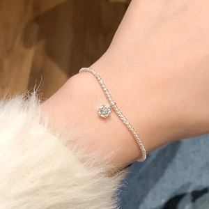 Bracelet chaîne en argent minimaliste avec un pendentif diamant scintillant pour femme