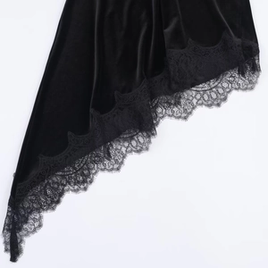 Robe midi élégante en velours noir avec un ourlet en dentelle sophistiqué au fini doux