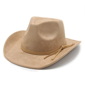 Détail d'un chapeau de cowboy en daim kaki montrant la couronne texturée et les glands