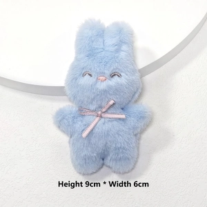 Détail d'un pendentif lapin en peluche bleue avec nœud rose, dimensions H 9cm et L 6cm