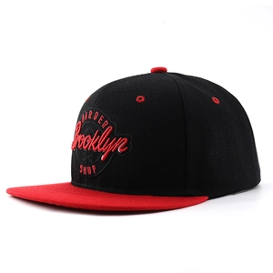 Casquette snapback noire et rouge avec broderie BARBER Brooklyn SHOP et bord plat