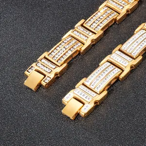 Détail macro du bracelet hip-hop pour homme plaqué or 18 carats avec cristaux pavés