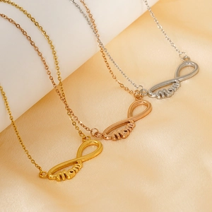Trois colliers maman infini en or, or rose et argent sur un tissu en soie douce
