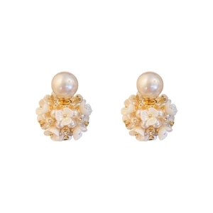 Boucles d'oreilles élégantes en perles florales avec fleurs ivoire et base en métal doré