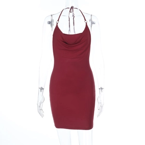 Robe mini moulante dos nu rouge vin sexy avec col bénitier pour un look de soirée