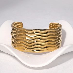 Bracelet jonc ouvert ondulé en acier inoxydable plaqué or 18K sur socle en pierre