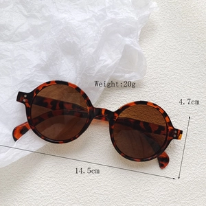 Detailed view of retro round tortoiseshell sunglasses with precise frame measurements