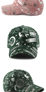 Détails de casquettes de Noël en peluche avec motifs argentés et textures veloutées