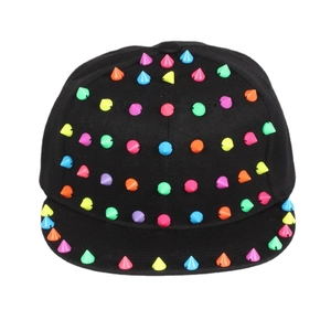 Schwarze Punk Hip Hop Flat Brim Cap mit bunten Neon Nieten für Damen und Herren