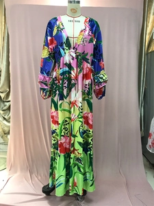Detalle del vestido largo bohemio con estampado floral y leopardo, escote en V y volantes