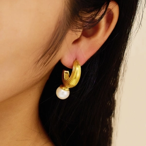 Retro geometric 18k gold plated titanium earrings with twisted metal and pearls