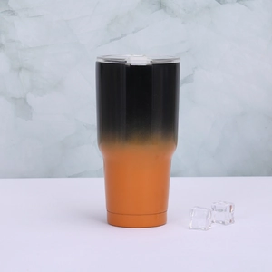 Détail d'un gobelet isotherme 30oz dégradé noir et orange avec glaçons et couvercle