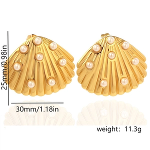 Gold-plated shell-shaped titanium earrings with pearls including size and weight data