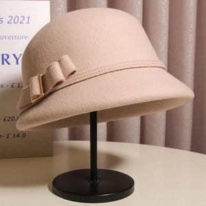 Chapeau cloche élégant en laine beige pour femme avec nœud et boucle en métal doré