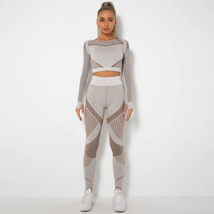 Completo yoga senza cuciture color talpa con top a maniche lunghe e leggings a vita alta