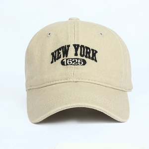 Détail de la broderie noire New York 1625 sur la casquette en coton de couleur kaki