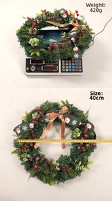 Detailed view of a Christmas wreath with red berries, weighing 420g and 40cm in diameter