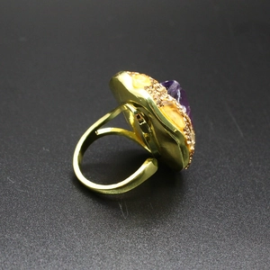 Anello vintage dorato con ametista grande e piccoli accenti gialli sfaccettati