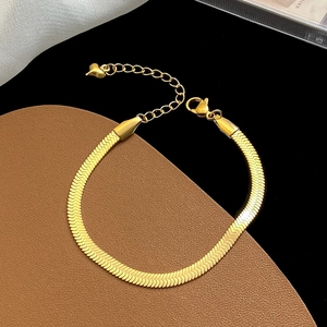 Bracelet Chaîne Serpent Plate en Acier Titane Plaqué Or 18K Femme Minimaliste Collier à Chevrons Chevillère Avec Pendentif Coeur