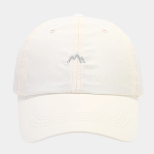 Détail de la broderie de montagne sur la casquette de baseball beige et respirante