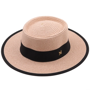 Chapeau de soleil élégant en paille à bord large avec ruban noir et emblème M doré