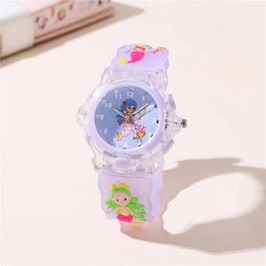 Vista macro dell'orologio da bambina viola con sirena e cinturino in silicone morbido