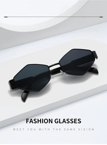 Primer plano de gafas de sol negras hexagonales con patillas anchas y diseño moderno