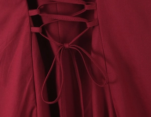 Détail du laçage croisé au dos d'une robe moulante rouge foncé de style français