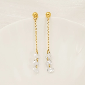 Elegante 18k vergoldete lange Quastenohrringe mit Zirkonia-Kristallen auf weißem Tablett