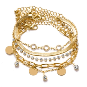 Set di bracciali multistrato dorati con farfalle strass e pendenti tondi eleganti