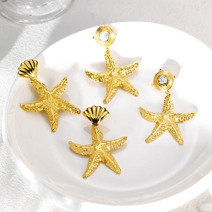 Edelstahl-Ohrringe mit Seestern-Anhänger, 18K Vergoldung, Muschel- und Strass-Details