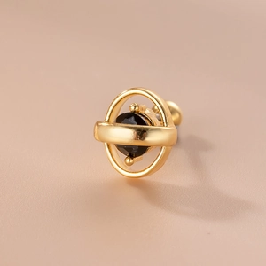 Makroaufnahme der goldenen Edelstahl-Ohrstecker mit schwarzem Zirkon im Orbit-Design