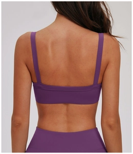 Vista posteriore del reggiseno yoga viola con spalline larghe e taglio sportivo
