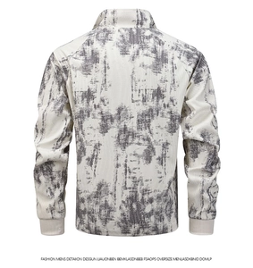 Detailansicht der Oversize-Tarnjacke mit grauem Marmordruck und Rippbündchen