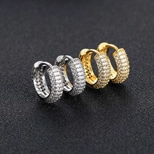 Détail de boucles d'oreilles hip hop plaquées argent et or avec zircons micro-pave