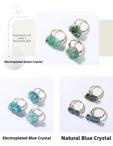 Detalle de anillos artesanales de alambre con cristales de cianita verdes y azules