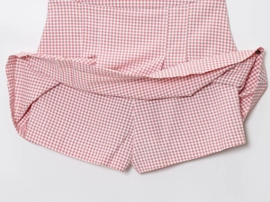 Détail de la jupe-short à carreaux roses montrant le short intérieur et les coutures