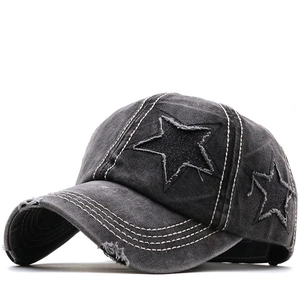 Dettaglio cappello denim lavato con toppa a stella sfrangiata e cuciture a contrasto