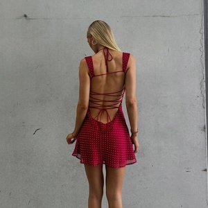 Sexy rückenfreies rotes Polka-Dot-Minikleid mit eleganten Bindeträgern für den Sommer