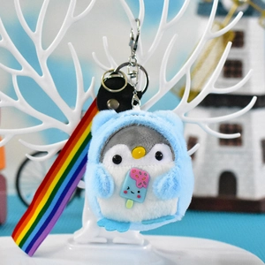 Detailansicht eines niedlichen blauen Pinguin-Plüsch-Schlüsselanhängers mit Regenbogenband-Deko