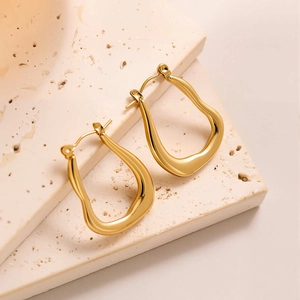 Vue détaillée des boucles d'oreilles créoles géométriques irrégulières plaquées or 18k